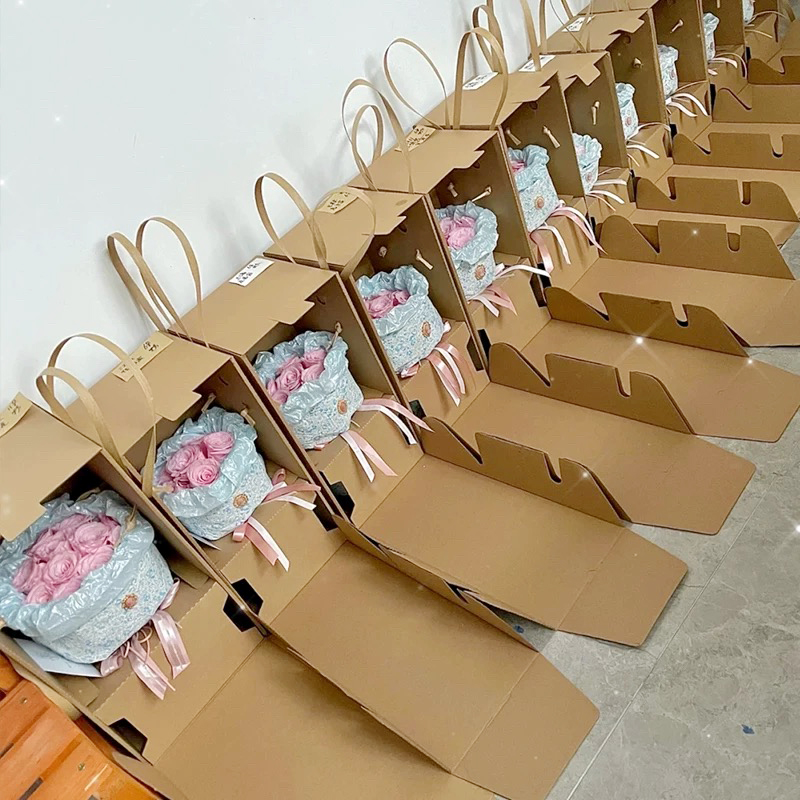 Scatole regalo uniformi con fiori ondulati marroni